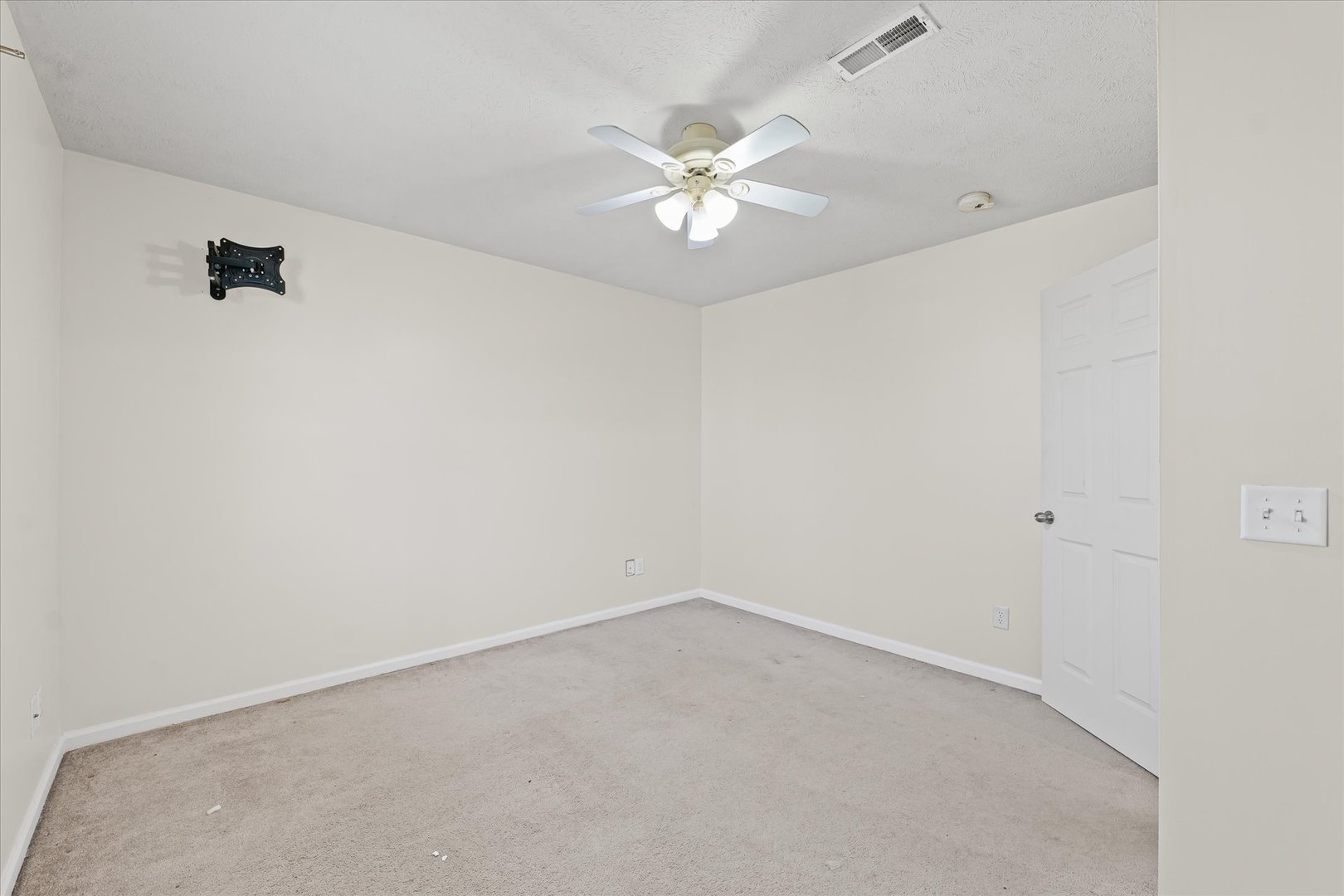1418 Ogelthorpe Avenue Urbana, IL 61802 - Photo 20 of 36 wooden floor in an empty room