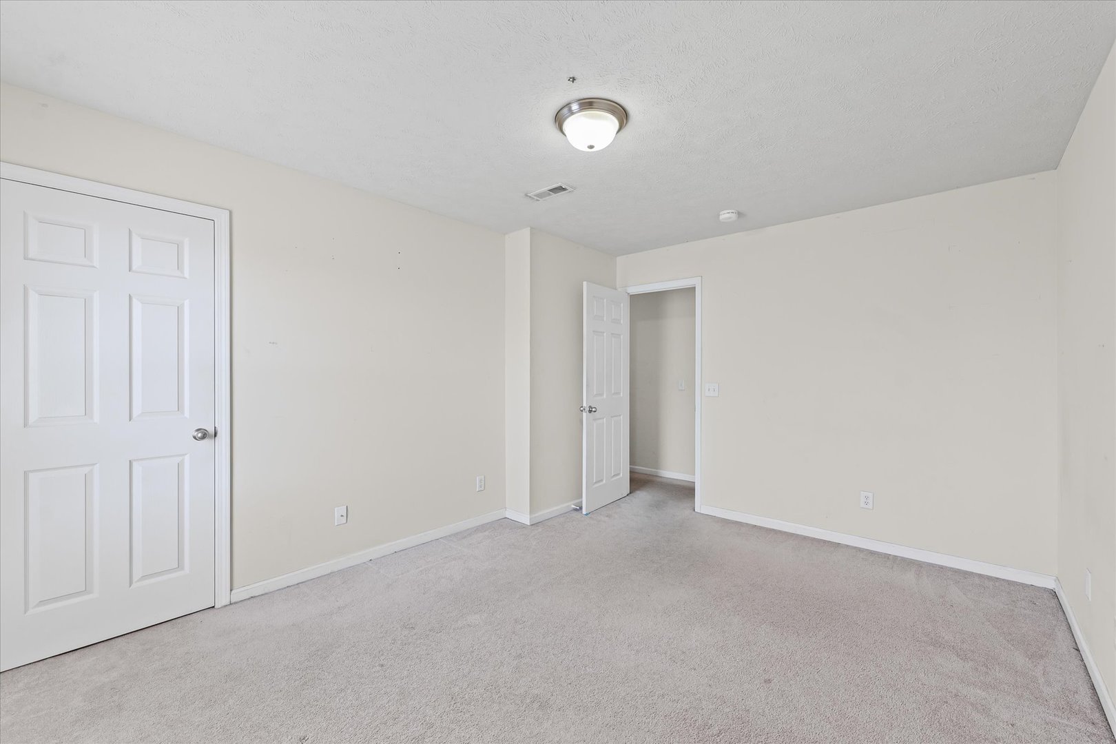 1418 Ogelthorpe Avenue Urbana, IL 61802 - Photo 23 of 36 a view of an empty room