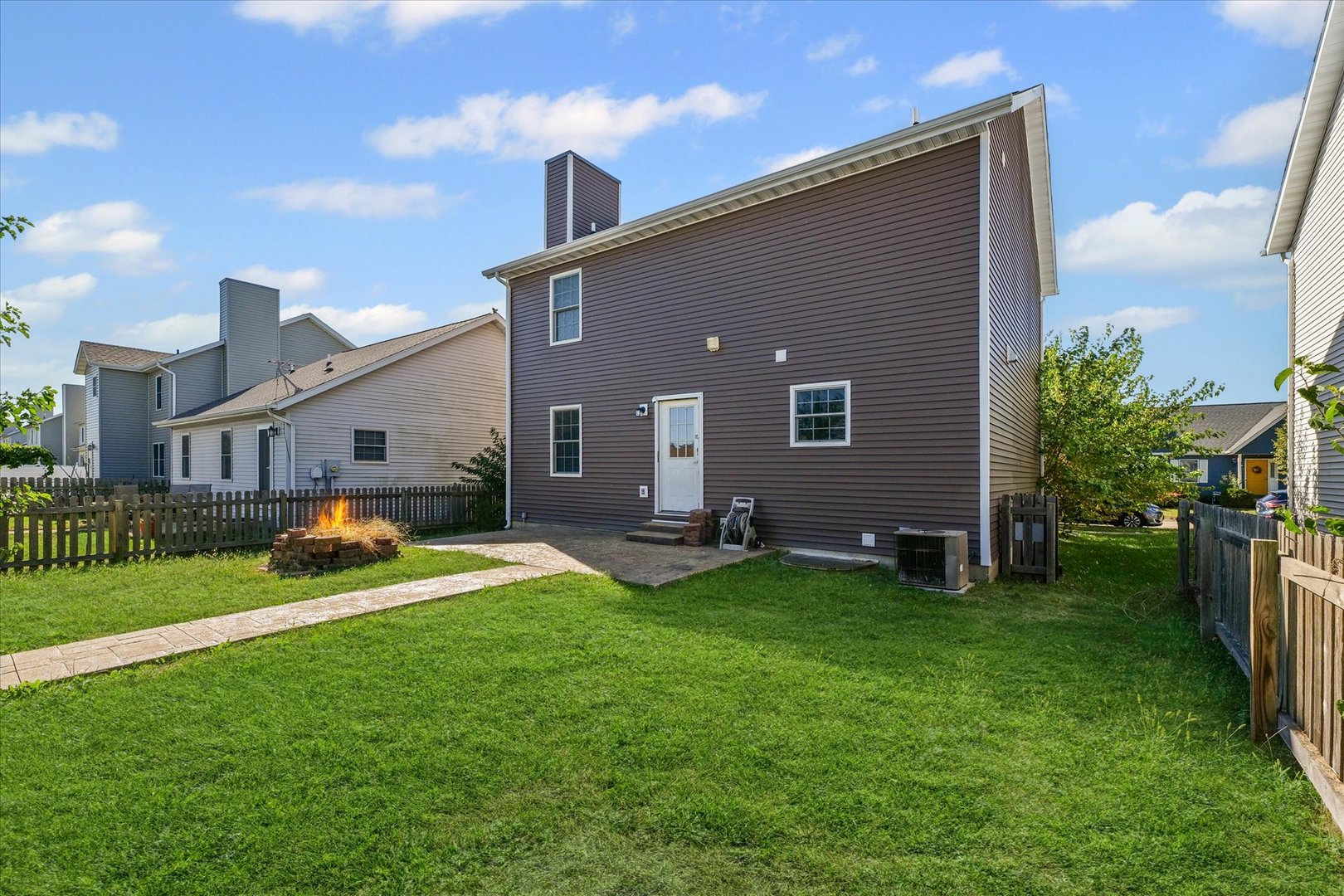 1418 Ogelthorpe Avenue Urbana, IL 61802 - Photo 35 of 36 a view of a backyard with plants and a large tree
