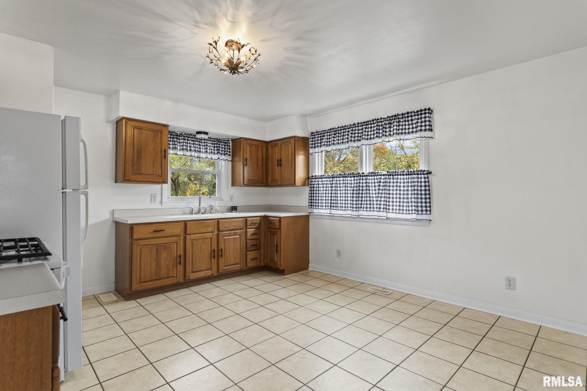 822 North Oaklane Road Springfield, IL 62707 - Photo 13 of 58
