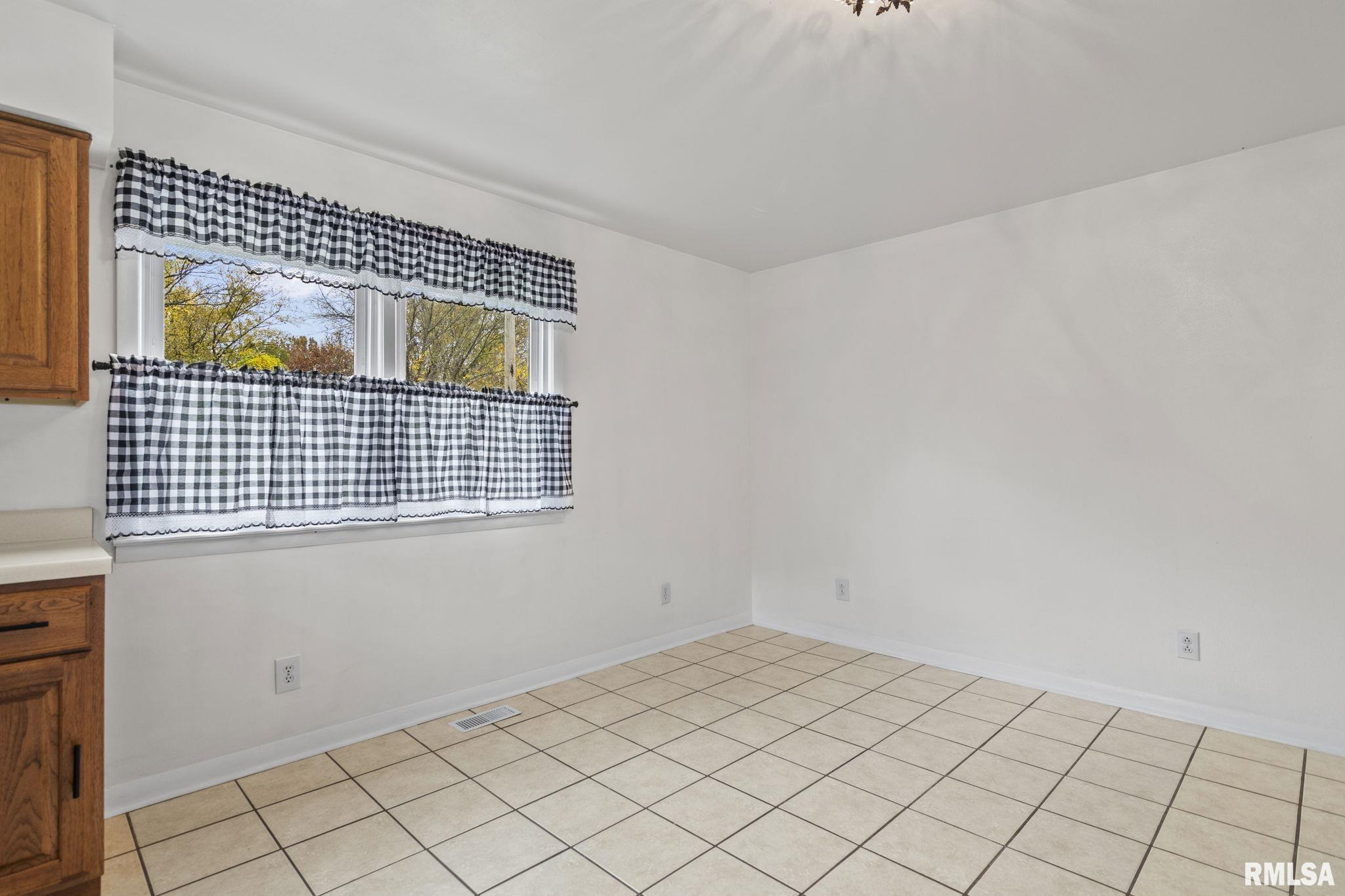 822 North Oaklane Road Springfield, IL 62707 - Photo 15 of 58