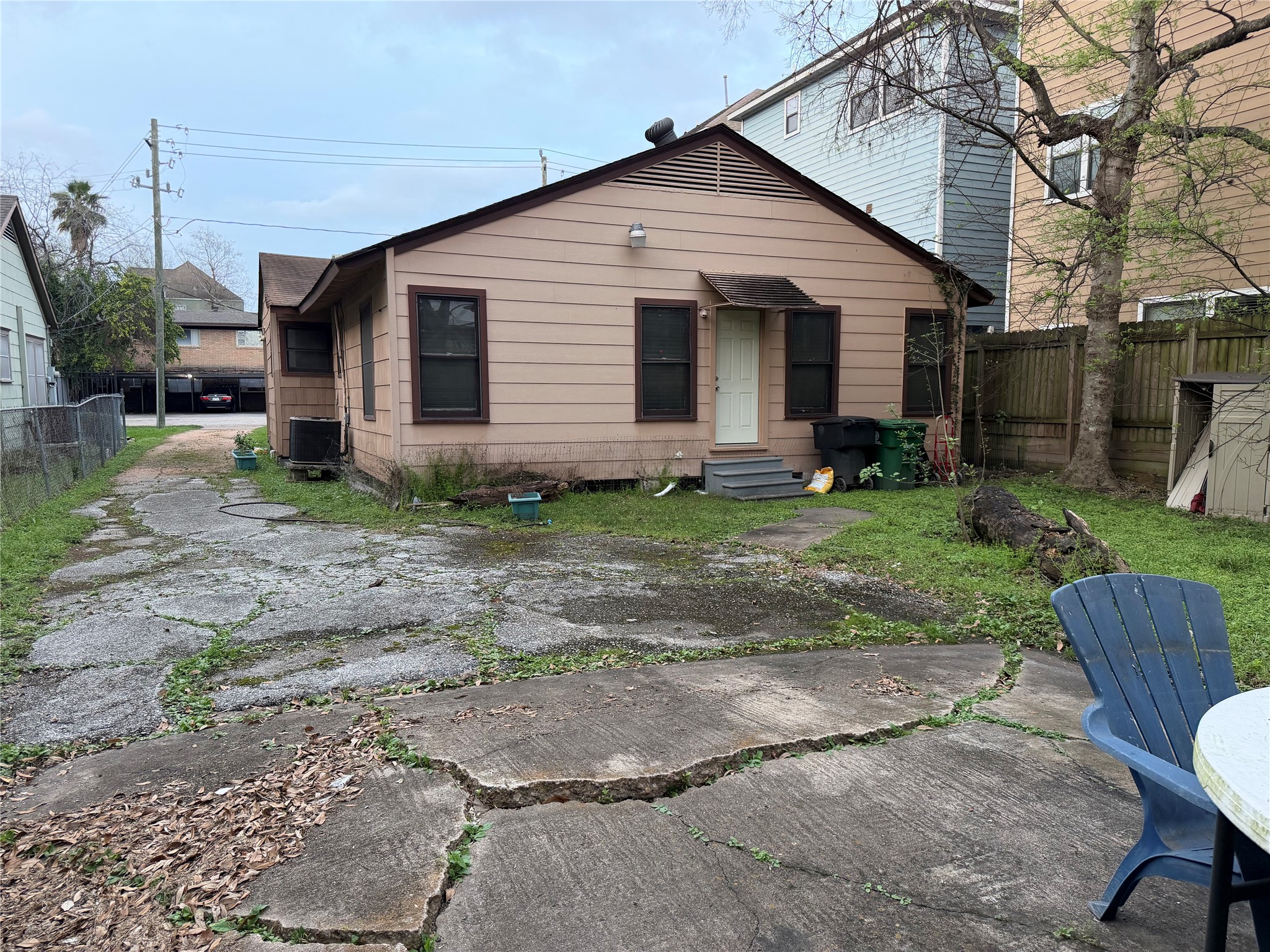 2406 Charleston Street Houston, TX 77021 - Photo 12 of 13 a view of a house with a yard