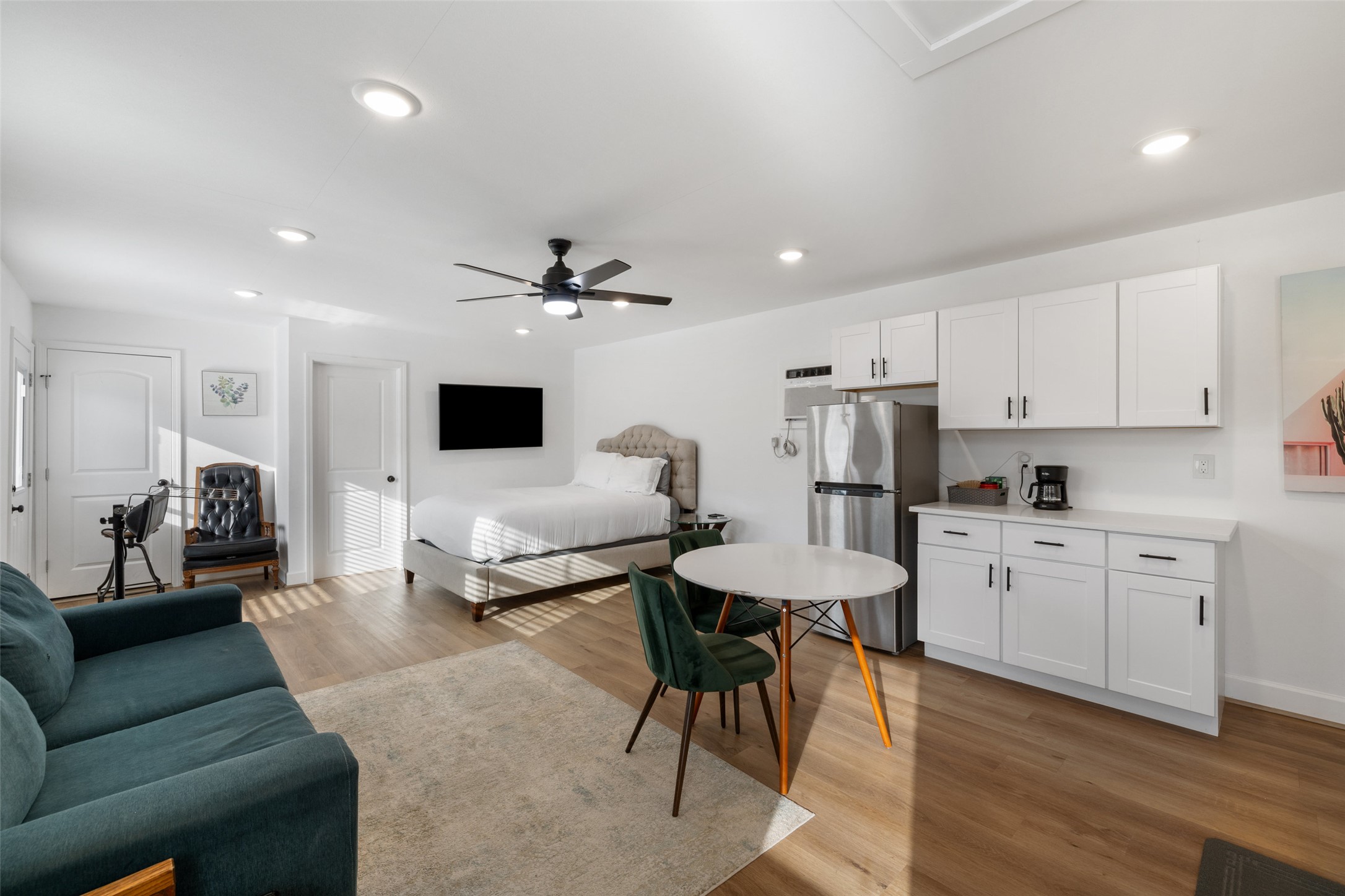 5519 Hiline Road Austin, TX 78734 - Photo 26 of 40 a living room with furniture and a flat screen tv