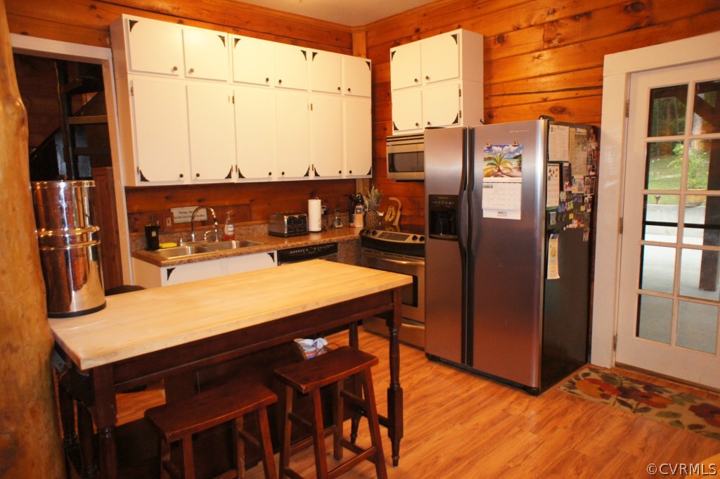 11250 Taylor Road Chesterfield, VA 23838 - Photo 6 of 24 a room with stainless steel appliances kitchen island granite countertop a refrigerator a stove and a refrigerator with wooden floor