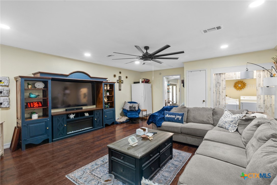 455 Suncrest Lane Victoria, TX 77905 - Photo 23 of 39 a living room with furniture and a flat screen tv