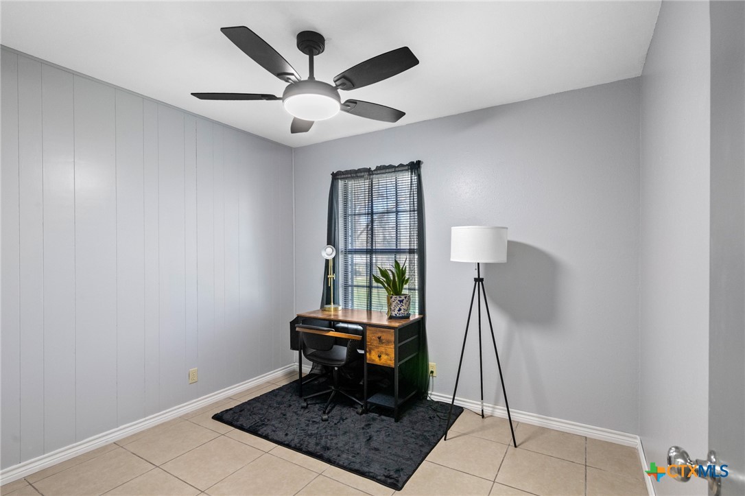 455 Suncrest Lane Victoria, TX 77905 - Photo 34 of 39 a living room with furniture a rug and a window