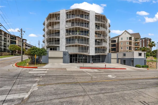 $375,000 | 823 South Water Street, Unit 5D, Corpus Christi, TX 78401