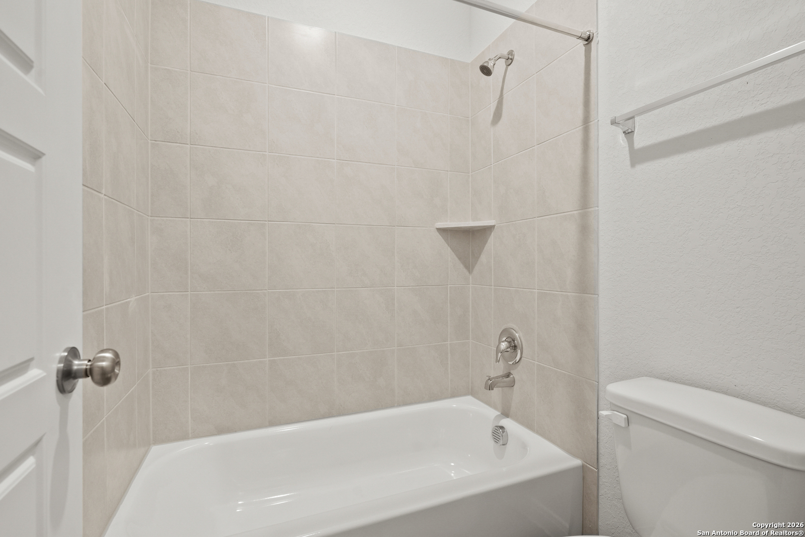 3215 Katzer Lane Converse, TX 78109 - Photo 14 of 23 a bathroom with a bathtub