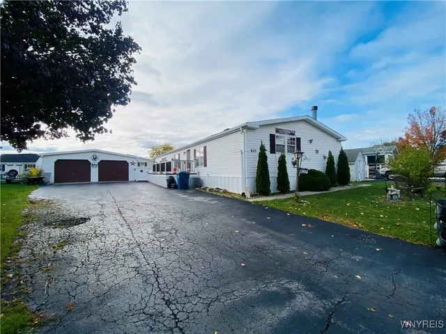 $124,900 | 837 Willowbrook Drive, Lockport, NY 14094