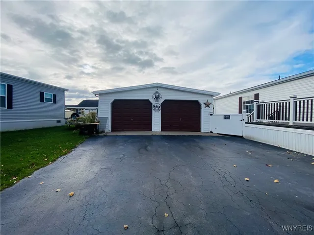 $124,900 | 837 Willowbrook Drive, Lockport, NY 14094
