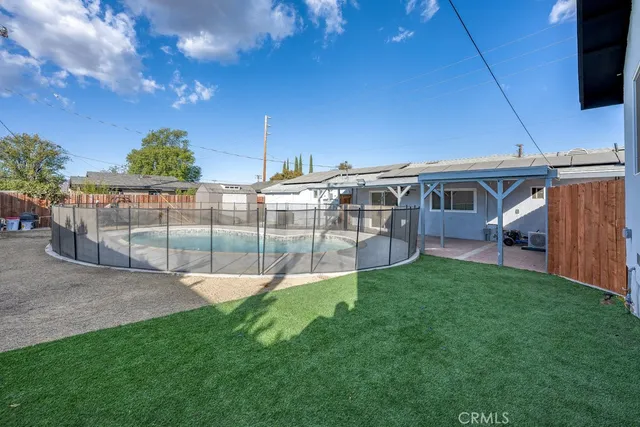 a view of a backyard