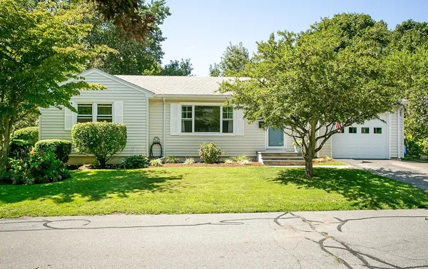 $2,800 | 23 Sherwood Road, Middletown, RI 02842