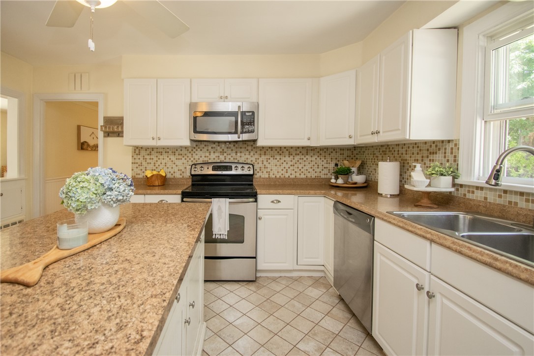 23 Sherwood Road Middletown, RI 02842 - Photo 5 of 33