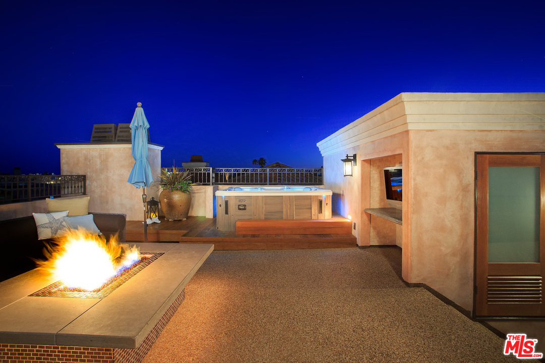 121 Reef Mall Marina del Rey, CA 90292 - Photo 1 of 54