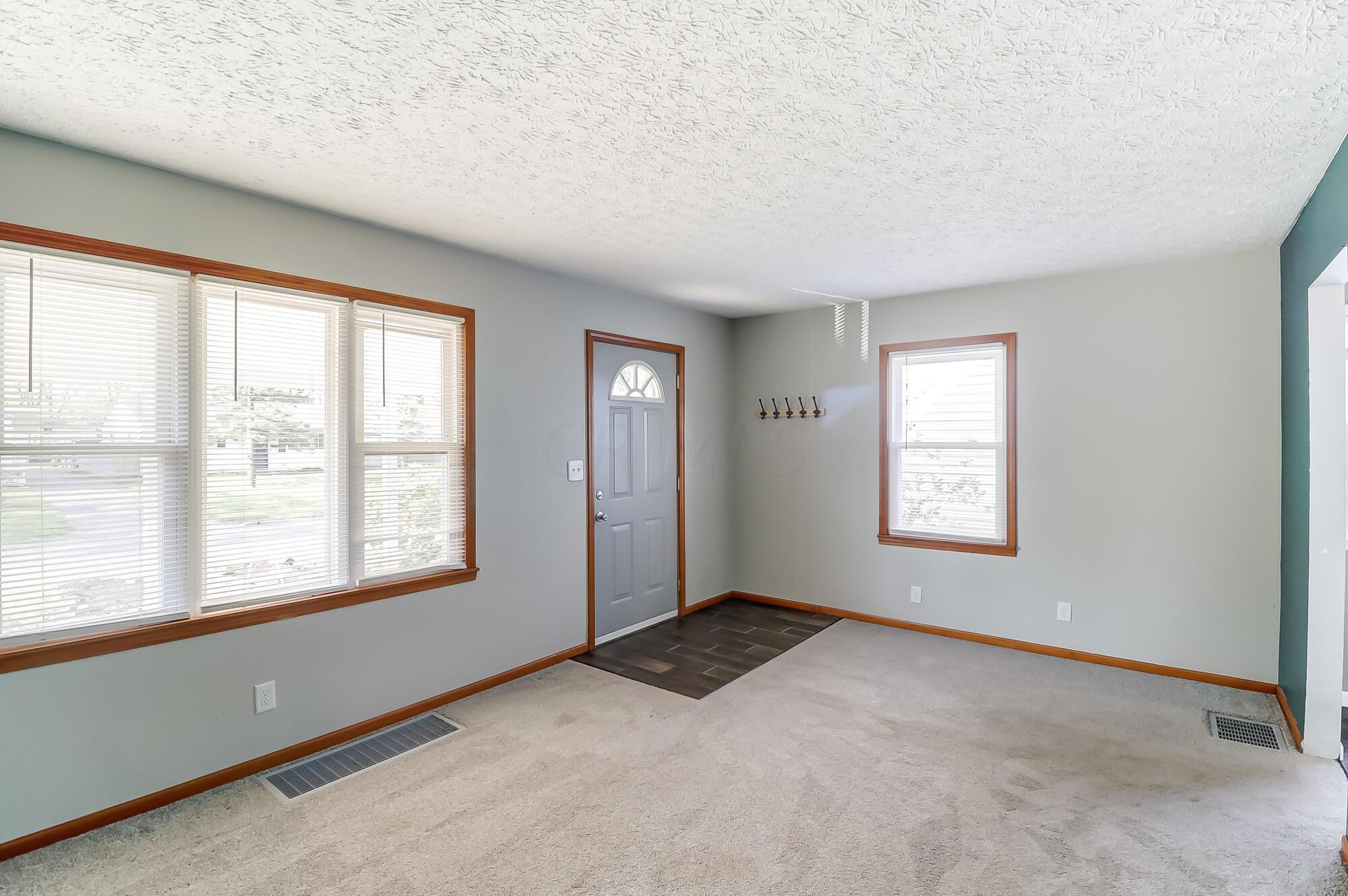 1290 Acton Road Columbus, OH 43224 - Photo 6 of 35 Living Room