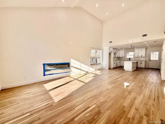 a view of livingroom with furniture