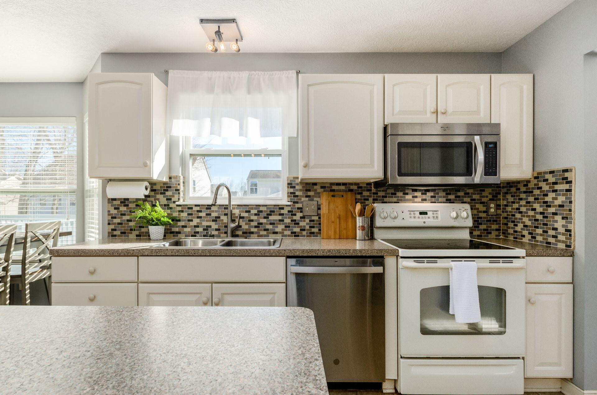 8243 Rodebaugh Road Reynoldsburg, OH 43068 - Photo 13 of 55 Tile backsplash!