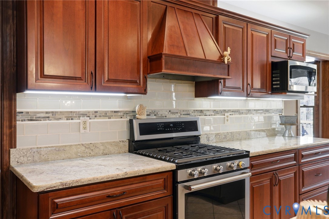 1738 Page Road Powhatan, VA 23139 - Photo 14 of 57 Gas cooking + hood.