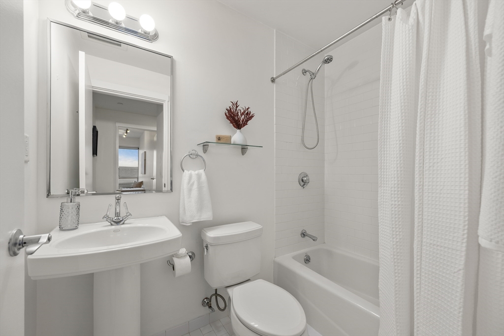 25 Channel Center Street, Unit PH201 Boston, MA 02210 - Photo 9 of 16