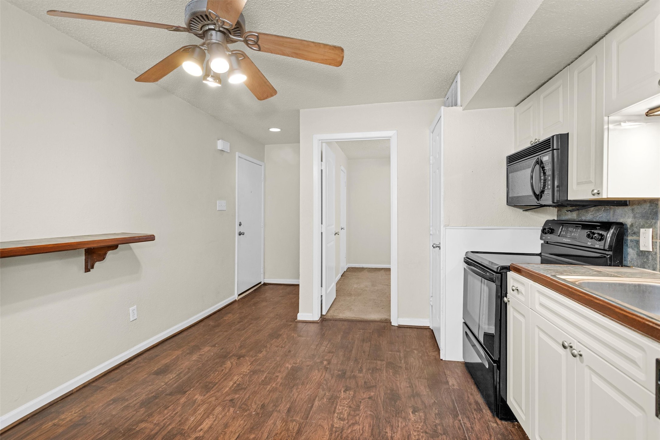 12900 Walden Road, Unit 513 Montgomery, TX 77356 - Photo 4 of 20 a view of a kitchen with electric appliances