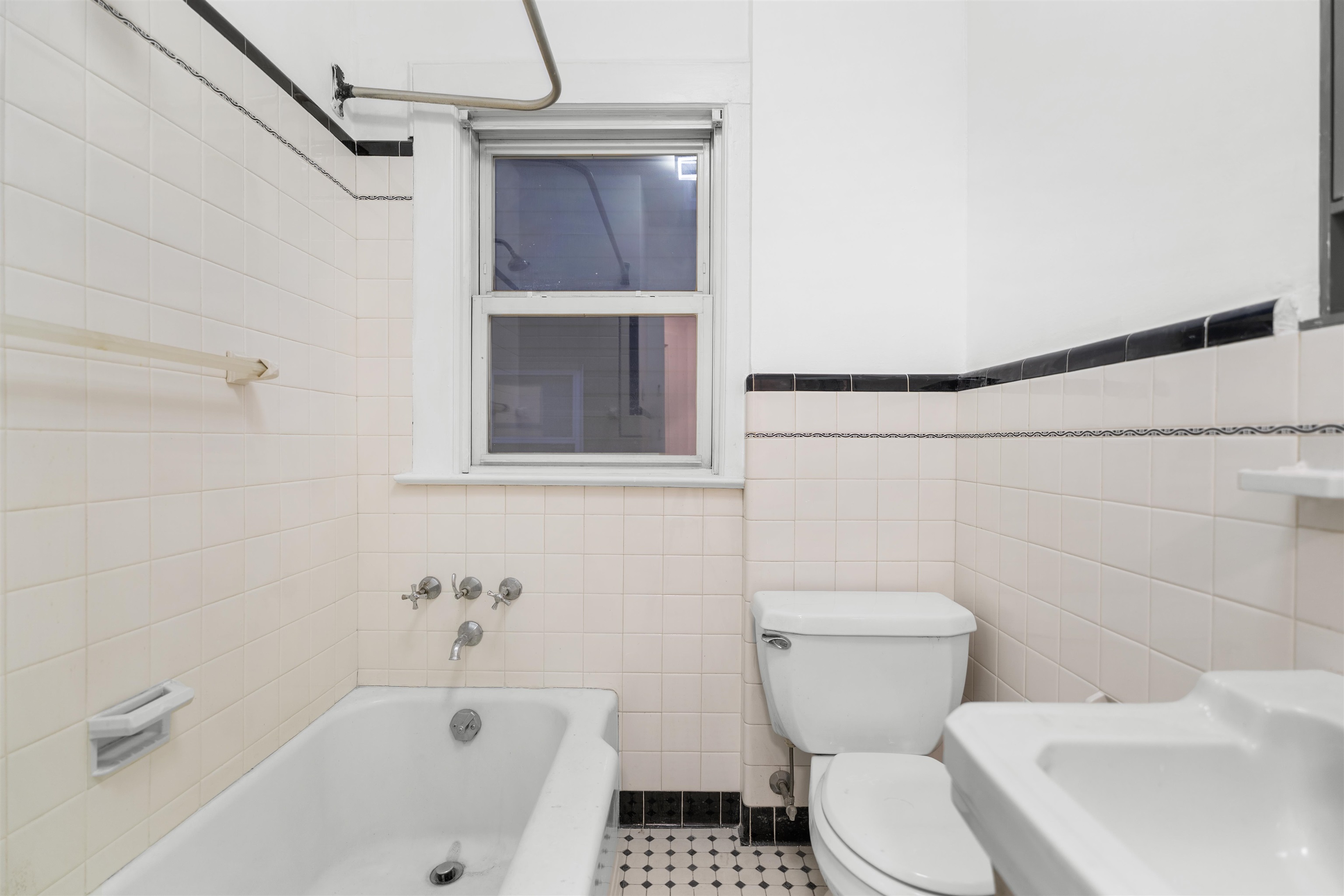 616 Chestnut Street, Unit 2 Kearny, NJ 07032 - Photo 7 of 21 a bathroom with a toilet and a bathtub