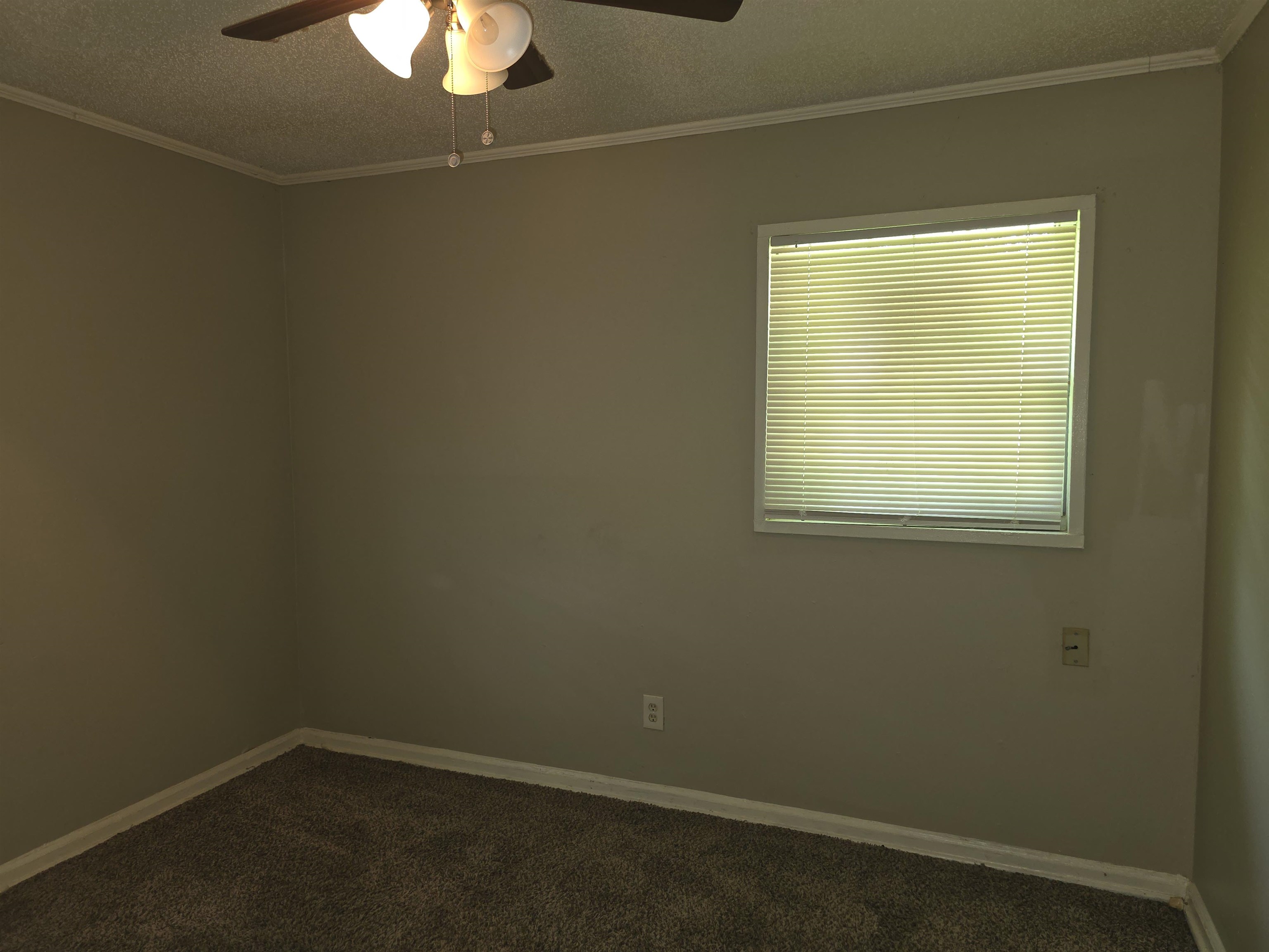 652 Hewlett Road Memphis, TN 38109 - Photo 8 of 21 a small space with a window