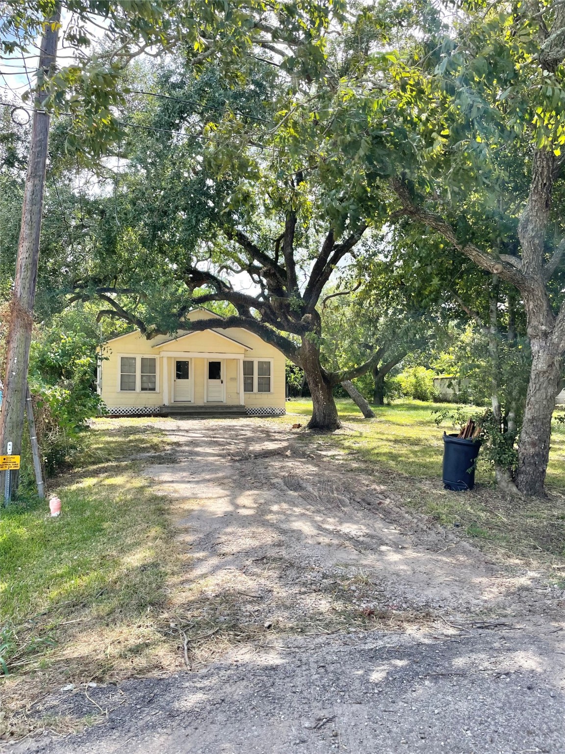 813 Nursery Street Clute, TX 77531 - Photo 24 of 24 a front view of a house with a yard