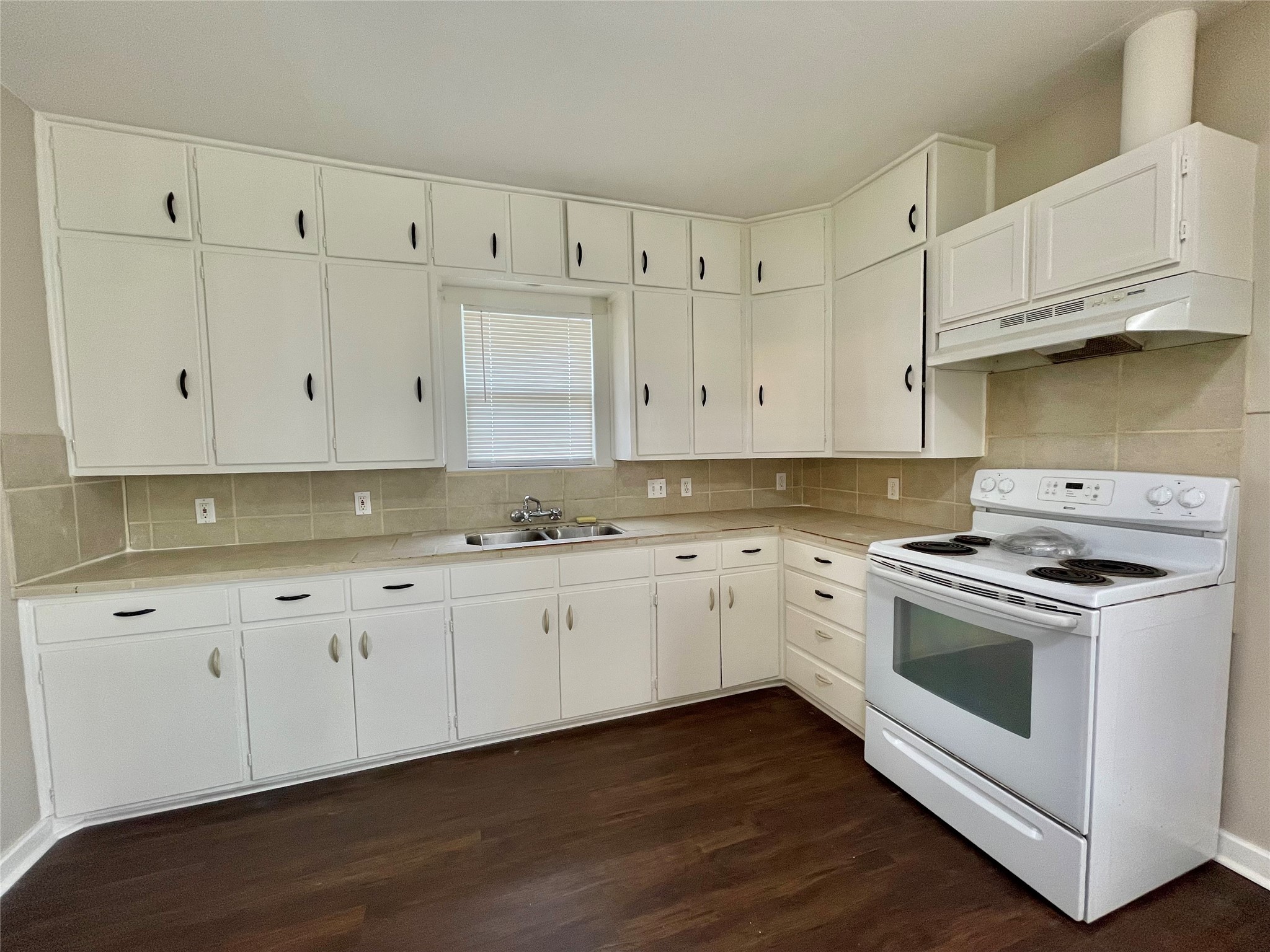 813 Nursery Street Clute, TX 77531 - Photo 5 of 24 a white kitchen with granite countertop stainless steel appliances