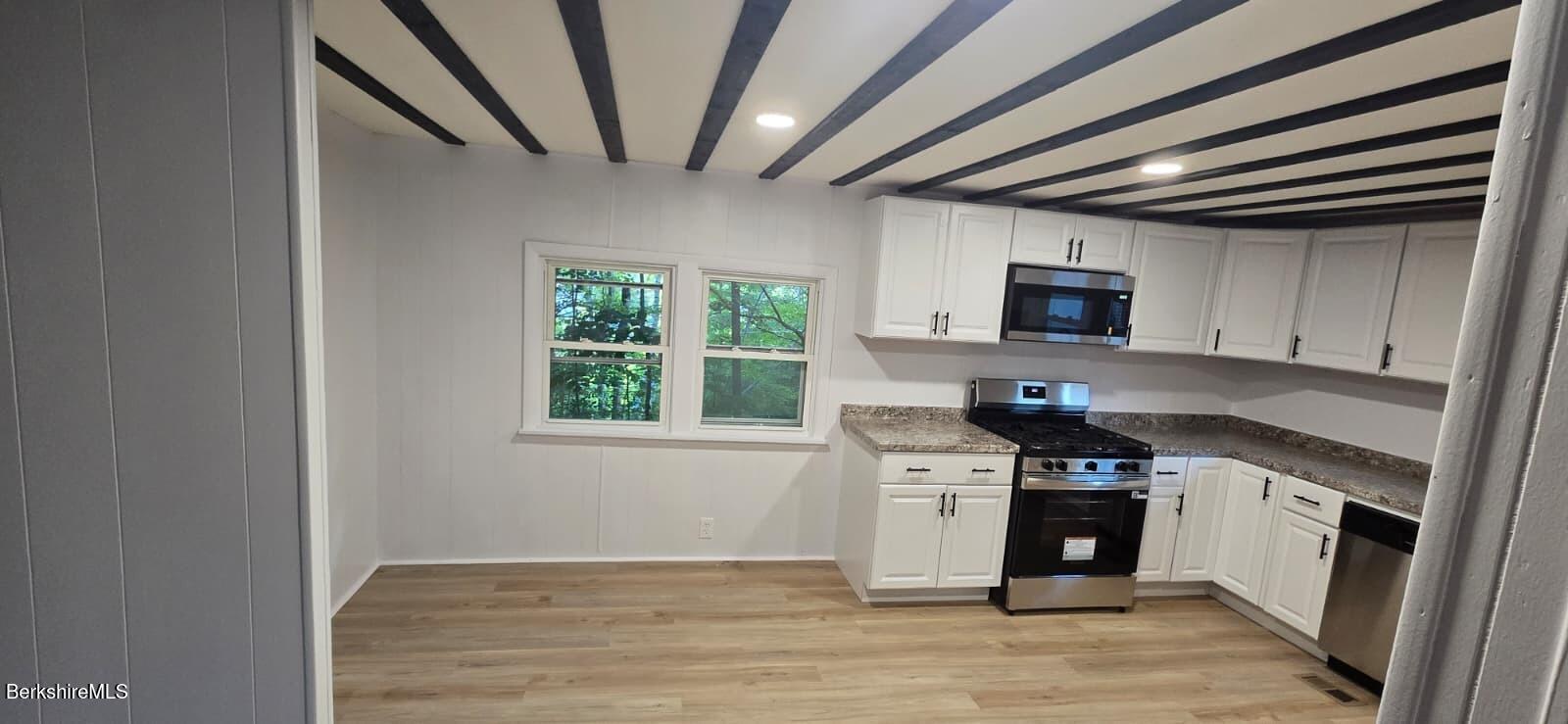 7 Ash Lane Pittsfield, MA 01201 - Photo 4 of 14 04_Kitchen_dining