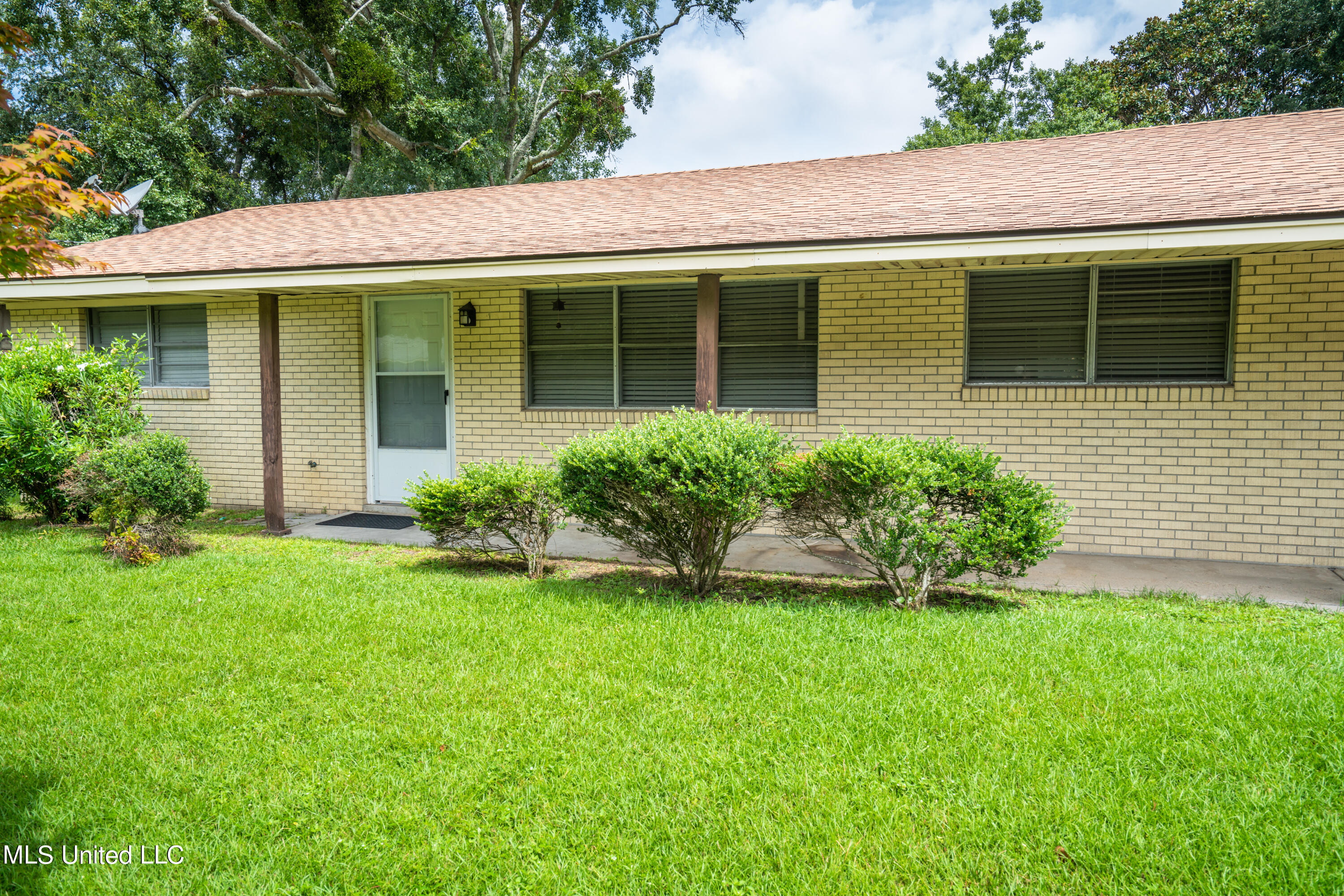 2528 Meadow Road Biloxi, MS 39531 - Photo 1 of 14 2528 Meadow Dr-00271
