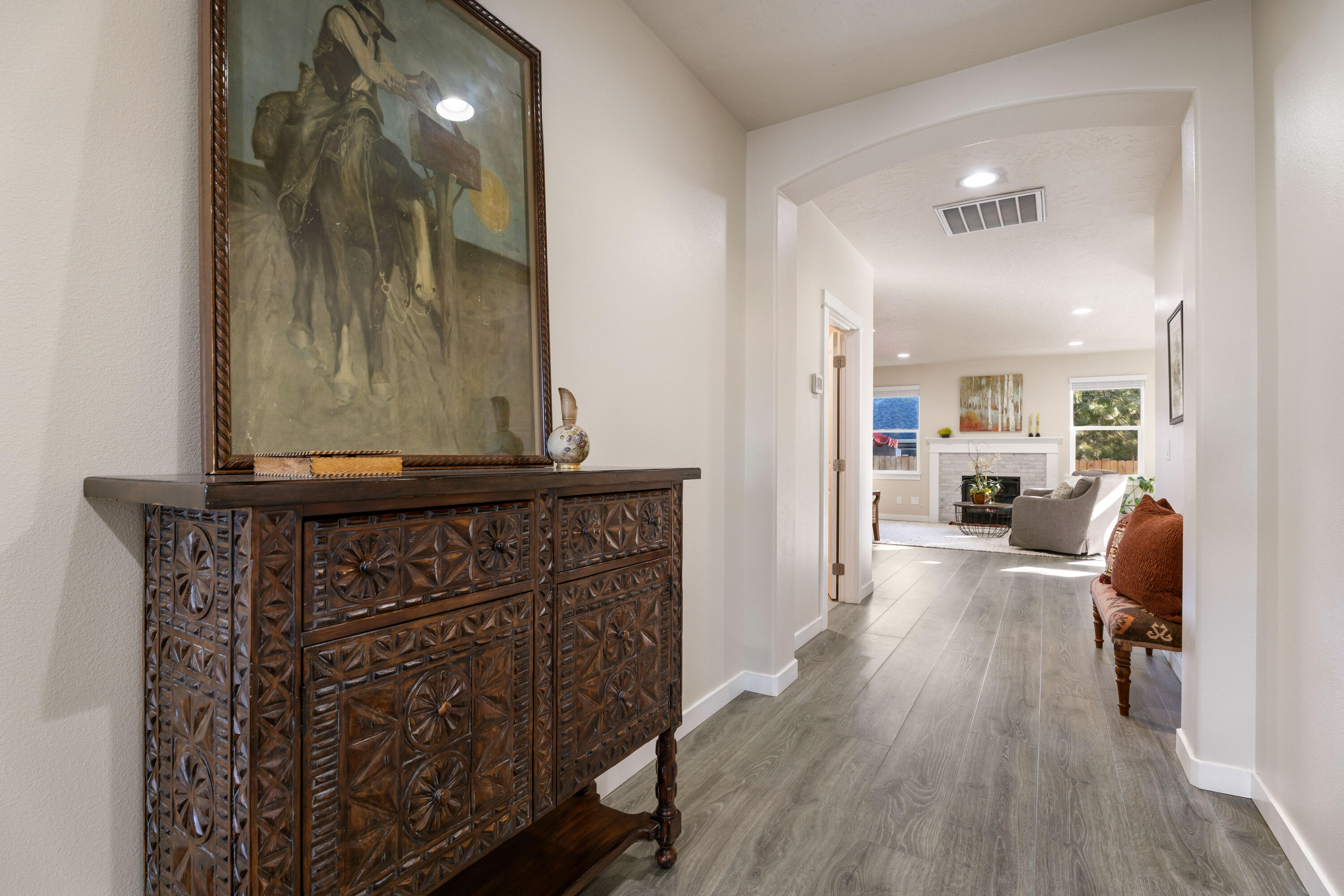 700 North McKinney Rnch Road Sisters, OR 97759 - Photo 2 of 22 20-Hallway