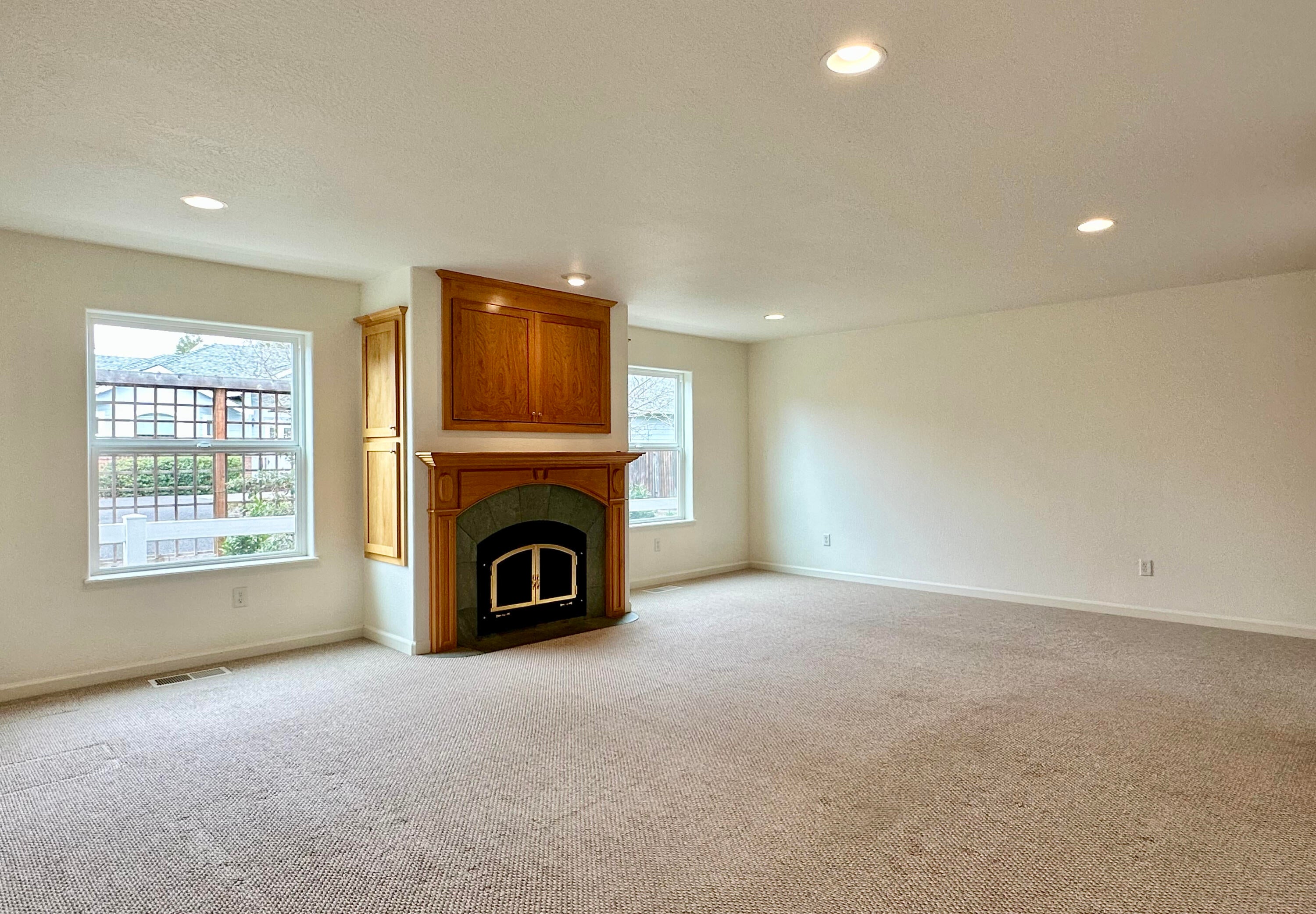 112 Walnut Place Phoenix, OR 97535 - Photo 22 of 78 Living room