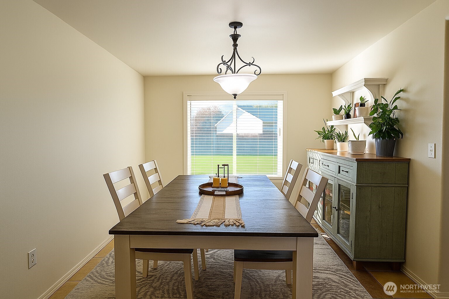 526 Monarch Street Moses Lake, WA 98837 - Photo 16 of 38 a dining room with furniture and window