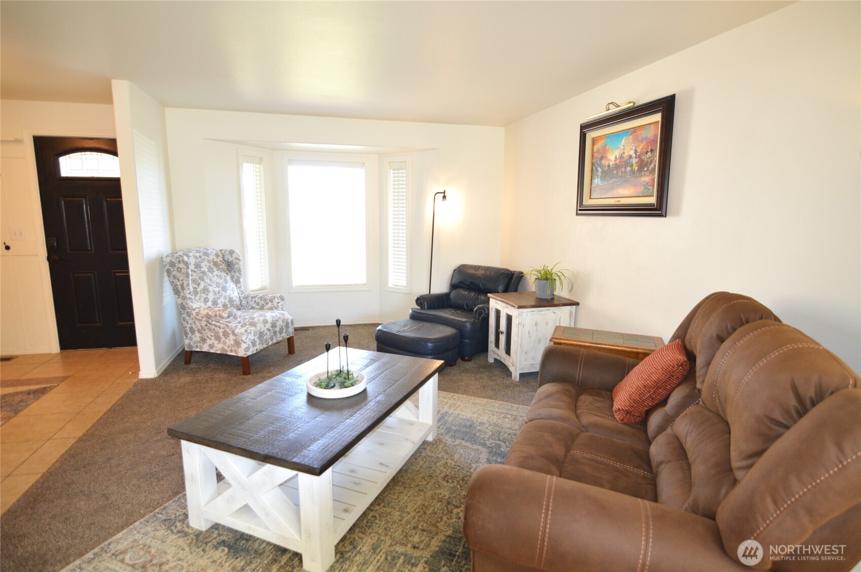 526 Monarch Street Moses Lake, WA 98837 - Photo 18 of 38 a living room with furniture and wooden floor