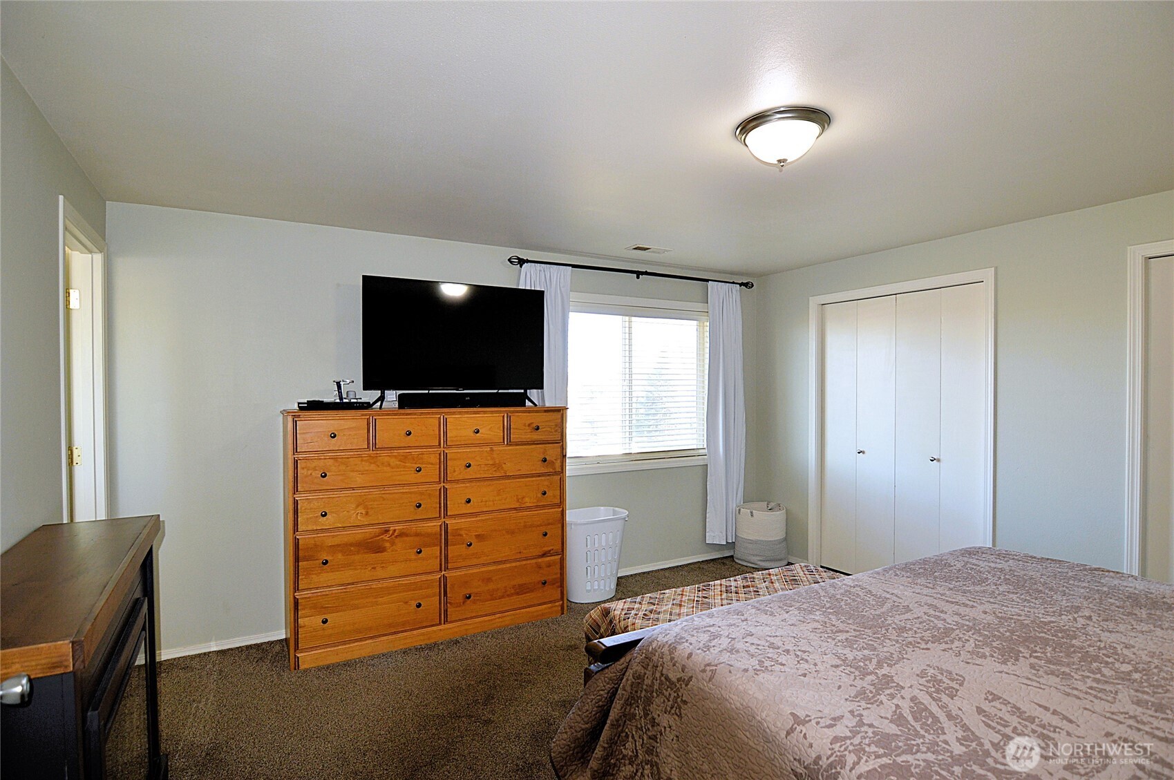 526 Monarch Street Moses Lake, WA 98837 - Photo 26 of 38 a room with furniture and flat screen tv