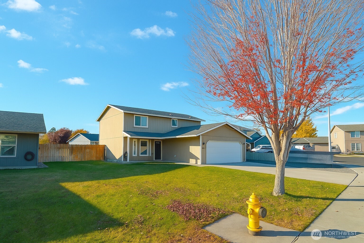 526 Monarch Street Moses Lake, WA 98837 - Photo 34 of 38 a front view of house with yard and trees