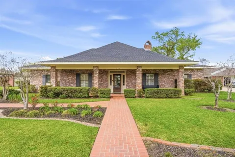 $469,000 | 1304 West Dumbarton Drive, Lake Charles, LA 70605