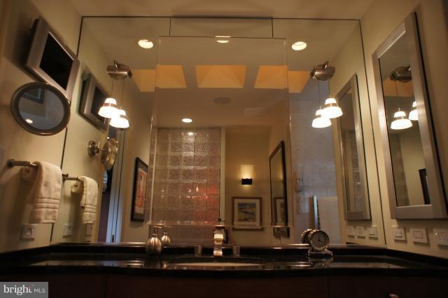 2031 Carrhill Road Vienna, VA 22181 - Photo 14 of 30 Bath (Master)