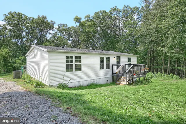 a view of a house with backyard