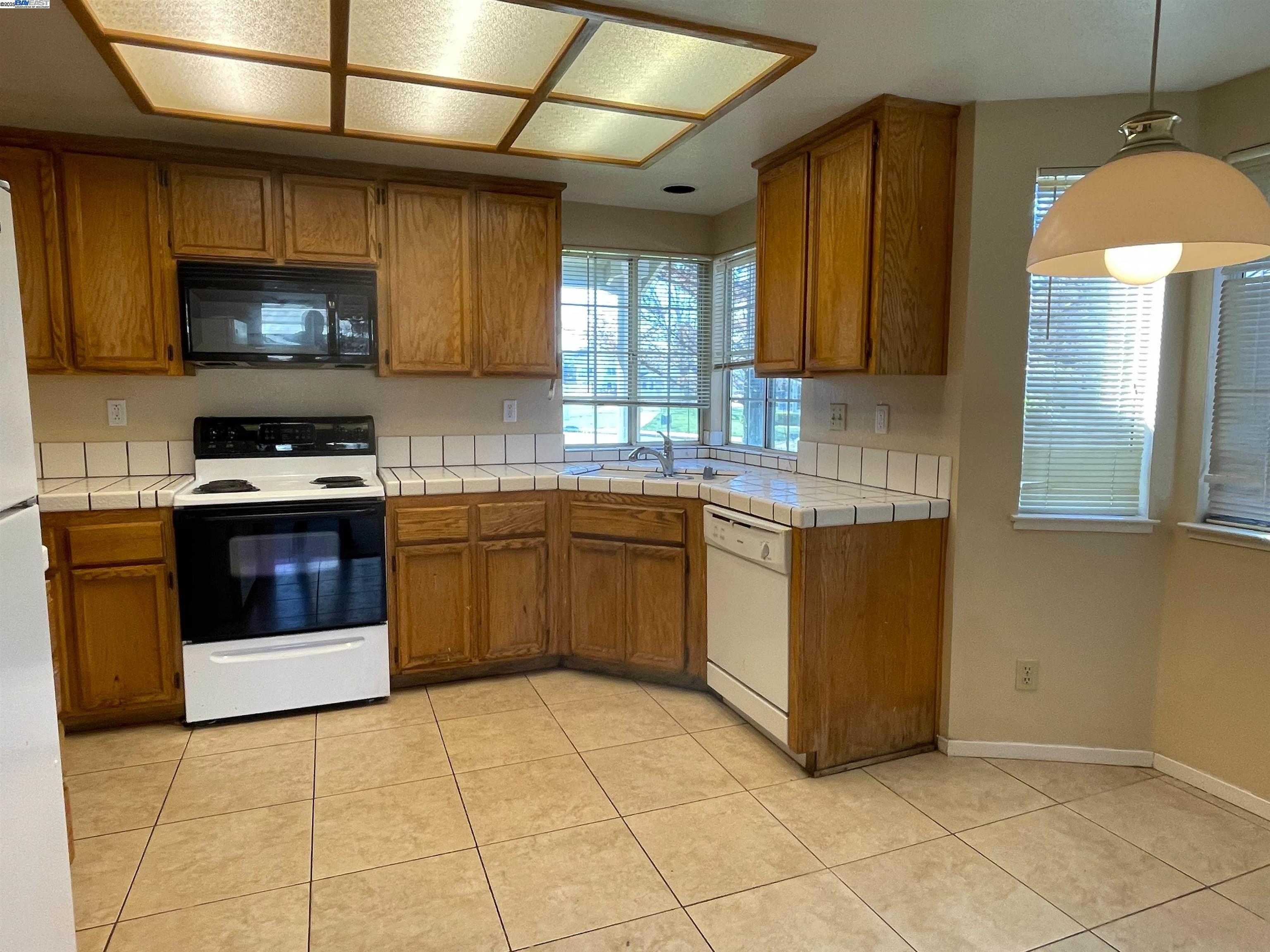 149 Pelican Loop Pittsburg, CA 94565 - Photo 2 of 35