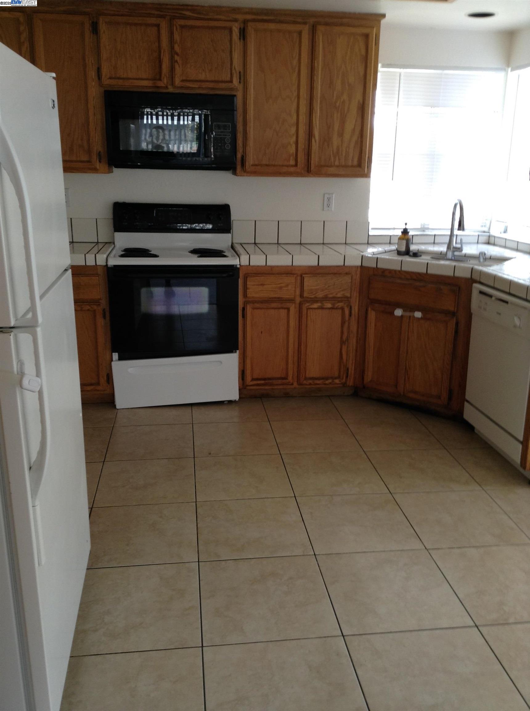 149 Pelican Loop Pittsburg, CA 94565 - Photo 3 of 35