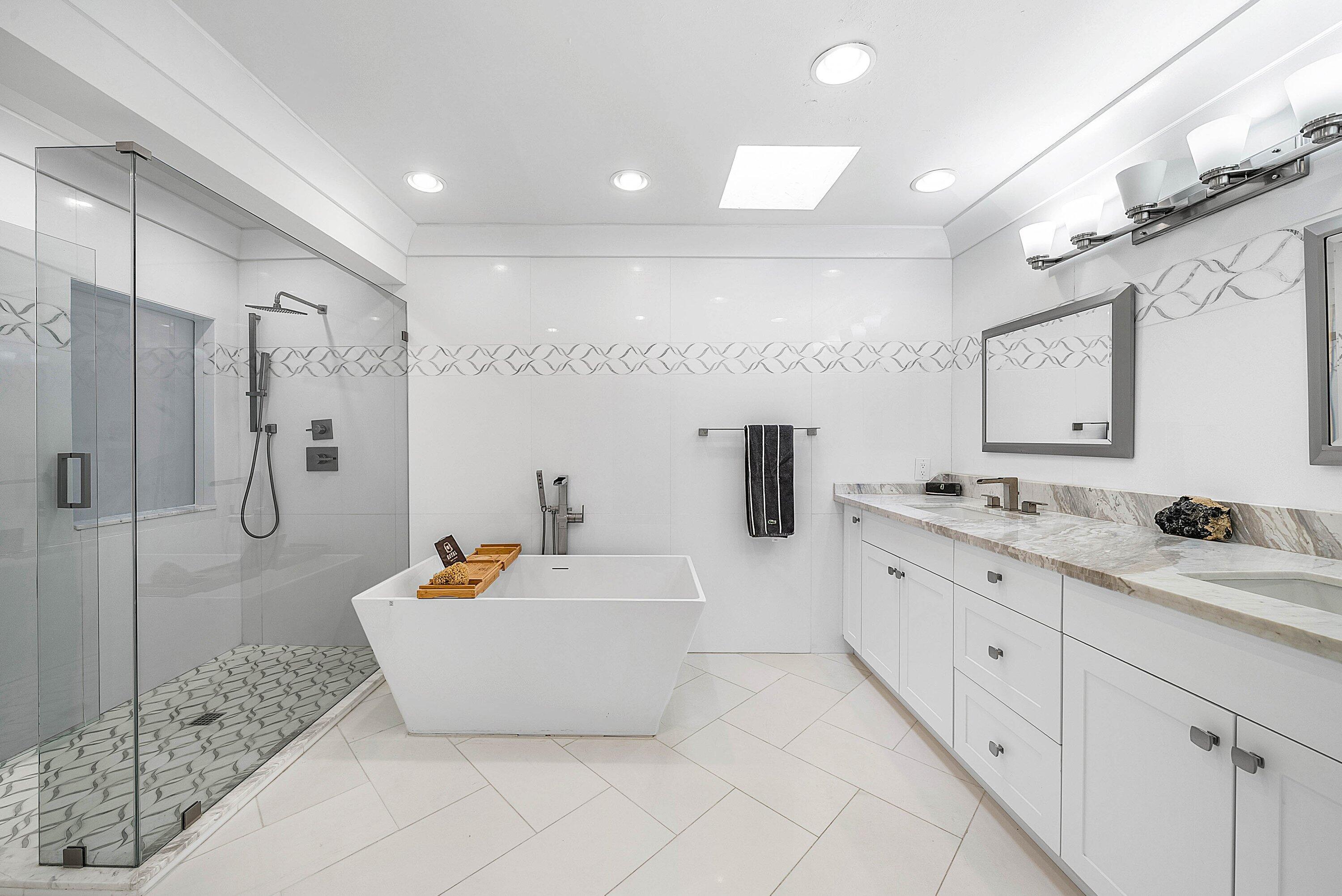 7425 Northeast Bay Cove Court Boca Raton, FL 33487 - Photo 49 of 86 VIP Guest Bathroom w/ Soaking Tub