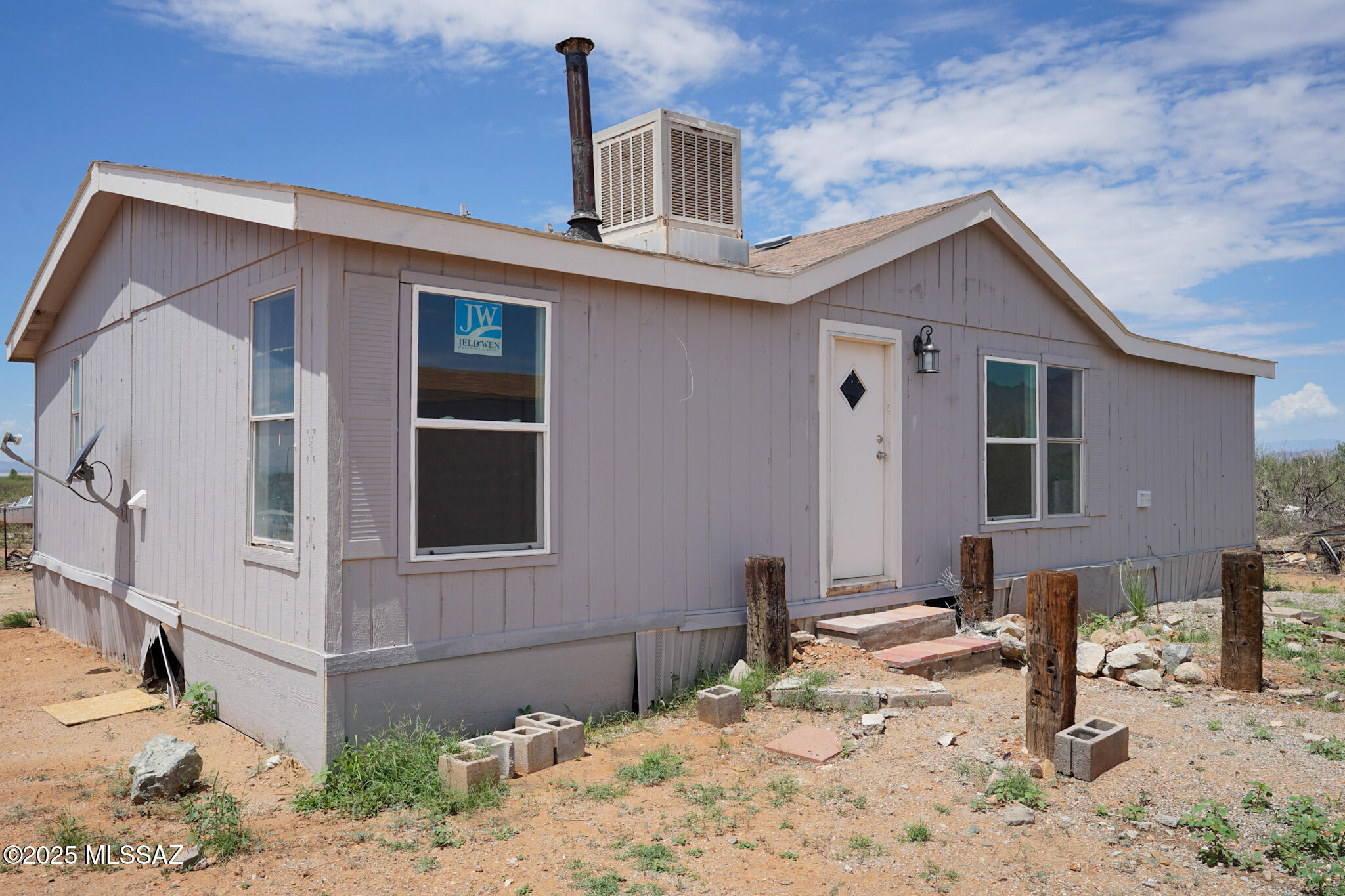 5188 East Phillips Road Willcox, AZ 85643 - Photo 2 of 43 a front view of a house with a yard