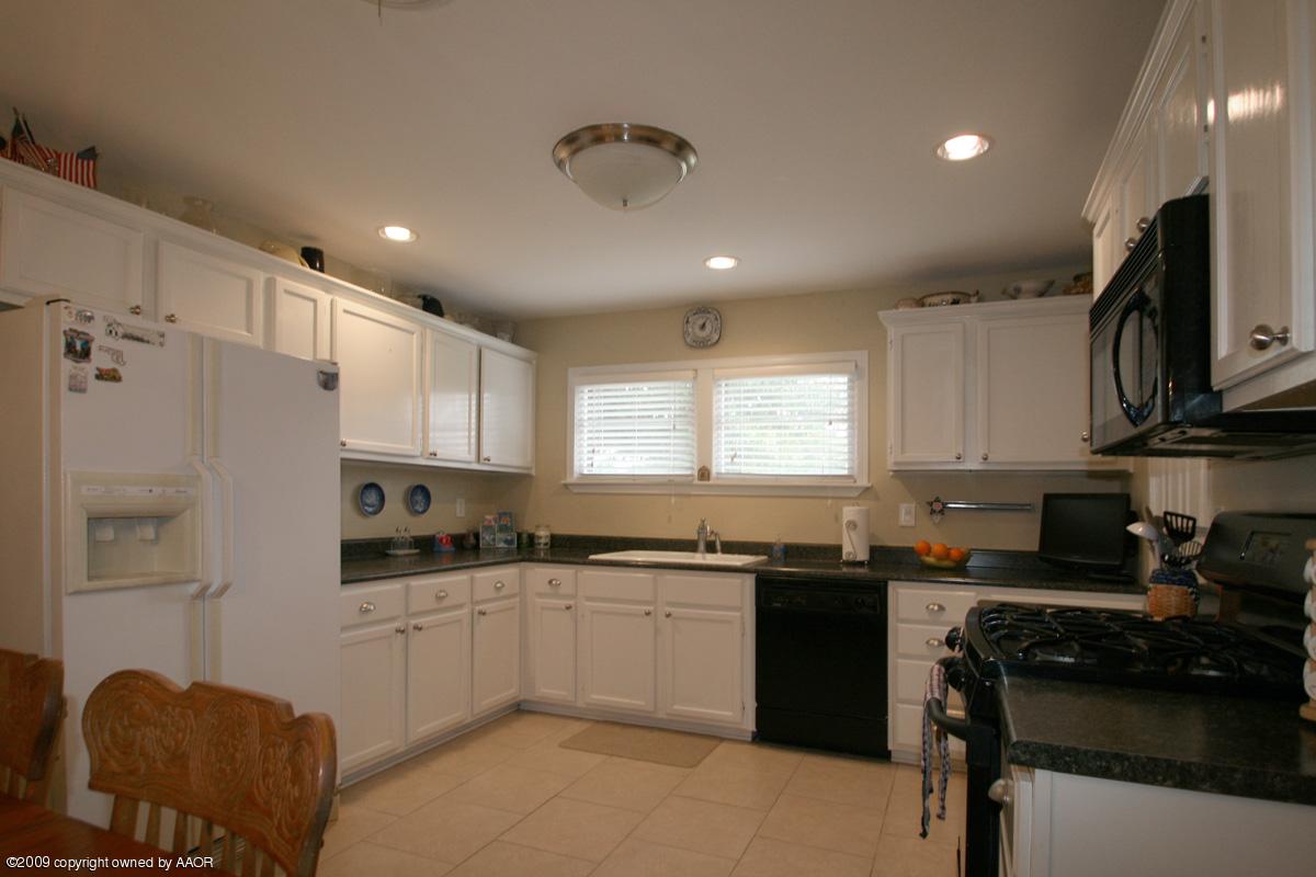 3205 Kingston Road Amarillo, TX 79106 - Photo 2 of 11 kitchen