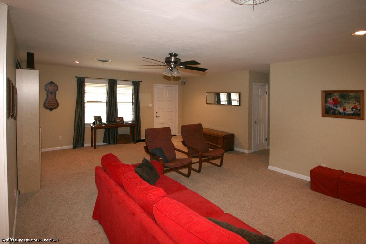 3205 Kingston Road Amarillo, TX 79106 - Photo 3 of 11 living room