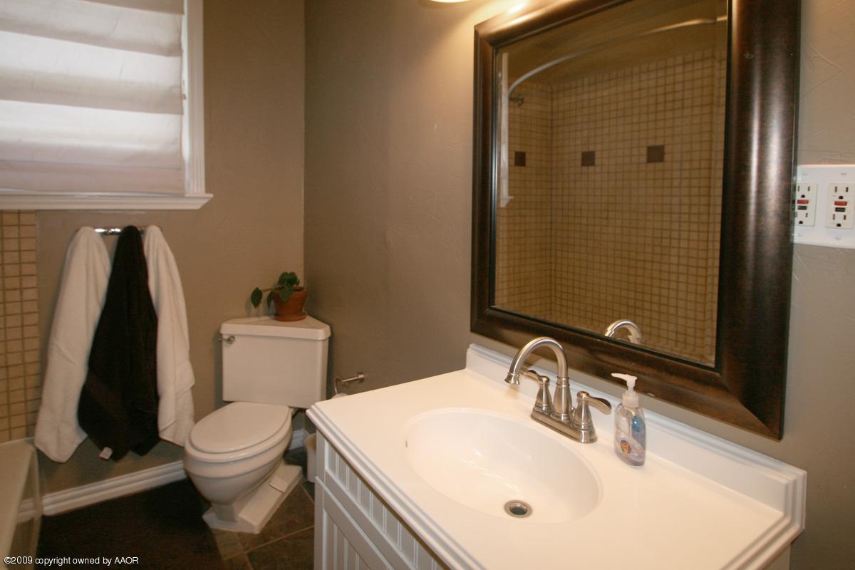 3205 Kingston Road Amarillo, TX 79106 - Photo 7 of 11 master bath