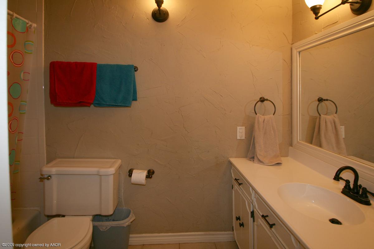 3205 Kingston Road Amarillo, TX 79106 - Photo 10 of 11 hall bath