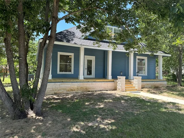 $299,000 | 561 South Chambers Street, Giddings, TX 78942