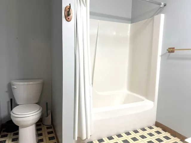 en empty room with windows and fan