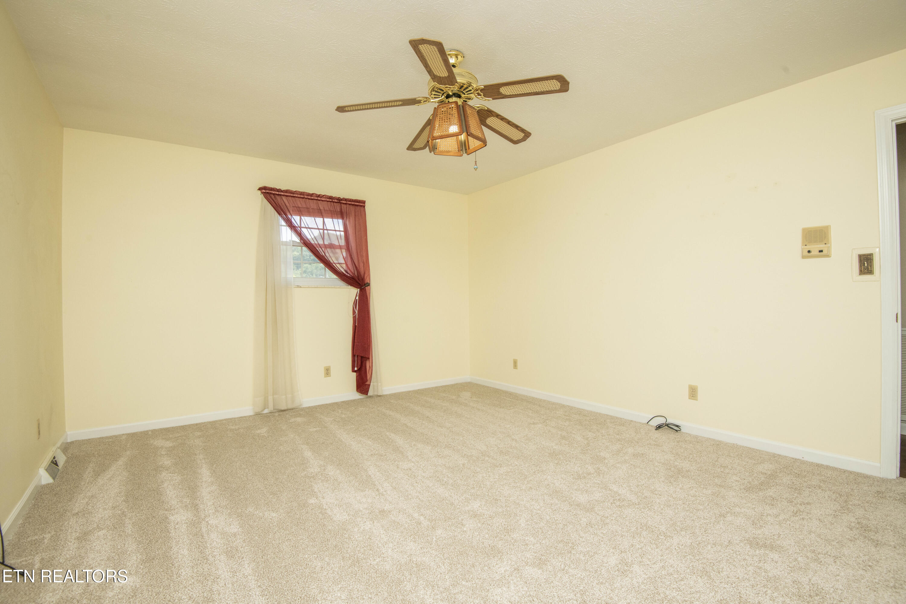 603 Riverbend Road Clinton, TN 37716 - Photo 29 of 60 master bed